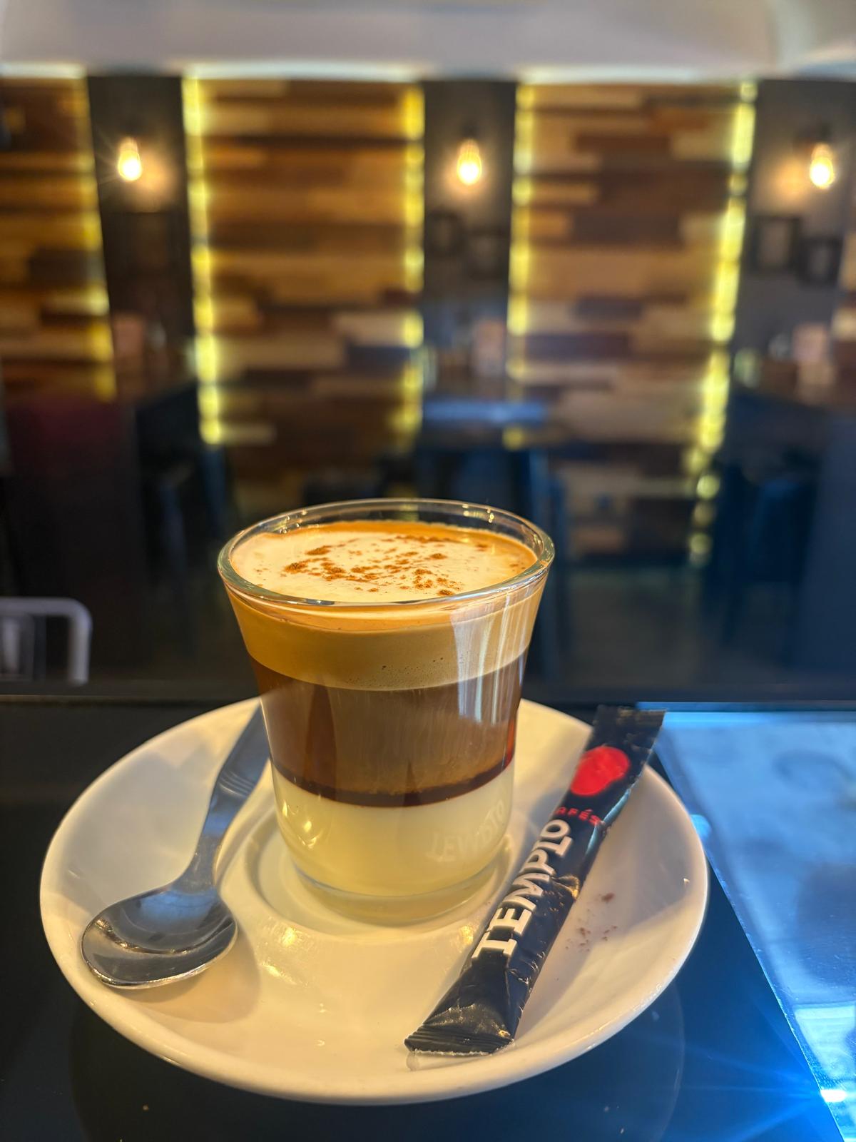 Café barraquito artesanal en Bar Tres Columnas