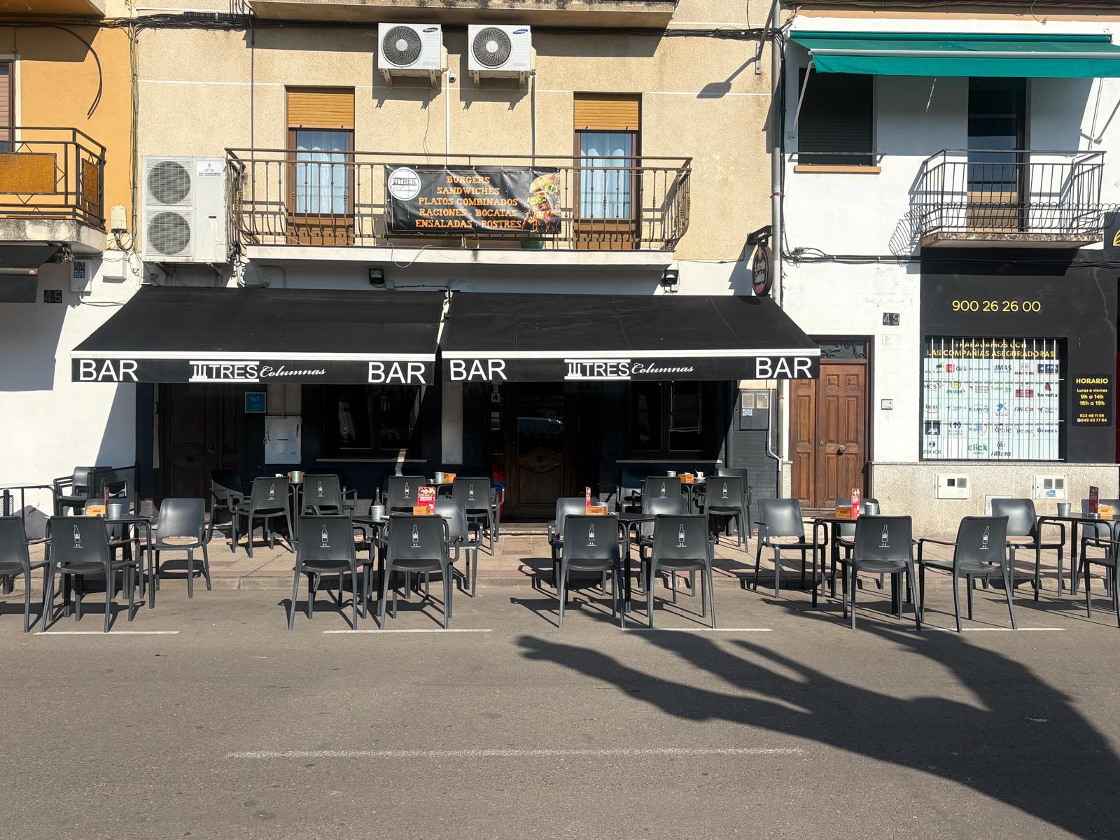 Fachada del Bar Tres Columnas con terraza completa en Ciudad Rodrigo