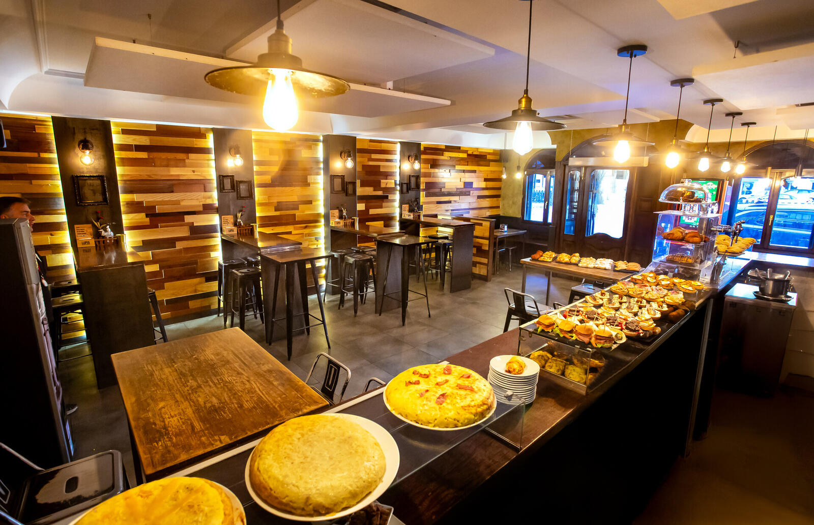 Interior del bar con barra de pinchos y tortillas